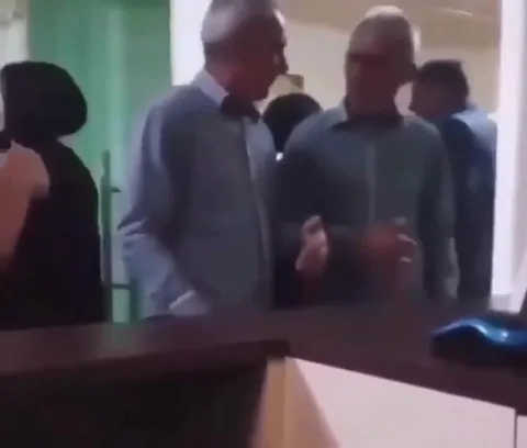 Двое мужчин странно танцуют