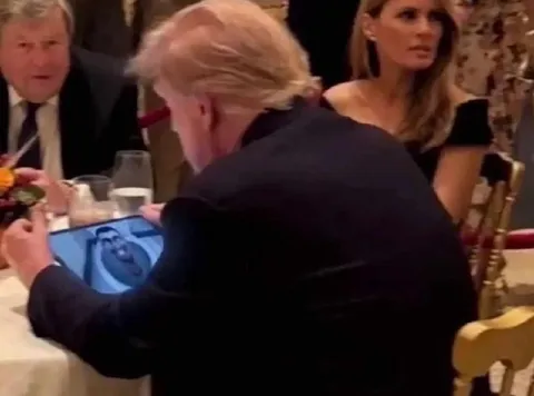 Трамп рисует за ужином