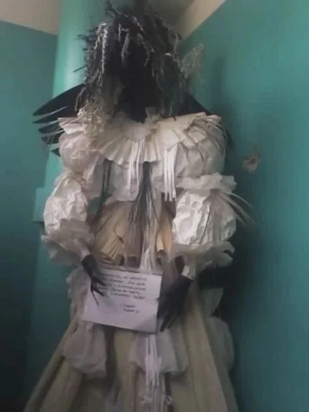 Жуткая фигура в коридоре