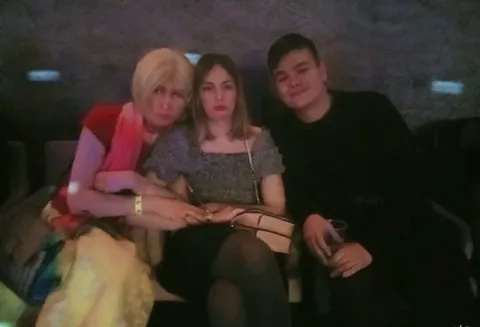 Трое друзей на вечеринке