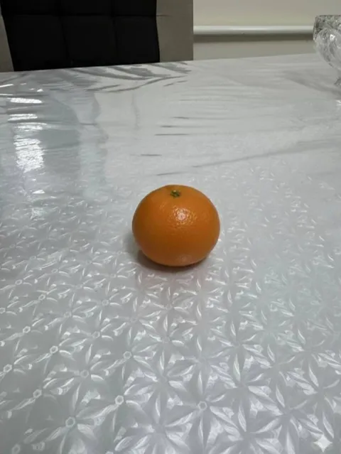 Апельсин на столе