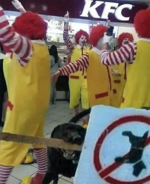 Клоуны протестуют у KFC