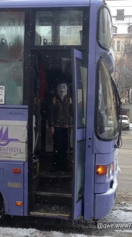 Анонимус за закрывающейся дверью