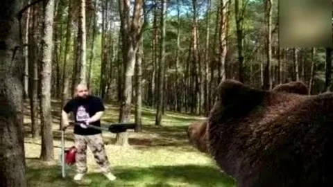 Мужчина оседлал медведя