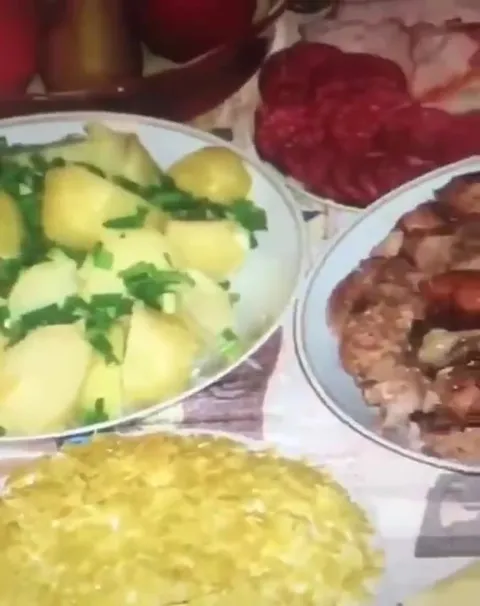 Праздничный стол и лапша