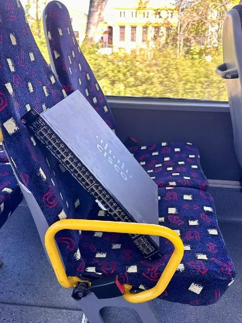 Ноутбук пристёгнут в автобусе