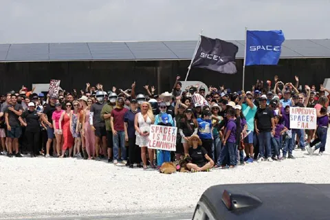 SpaceX Is Not Leaving
