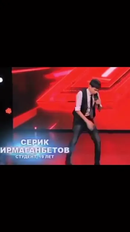 Студент падает на сцене