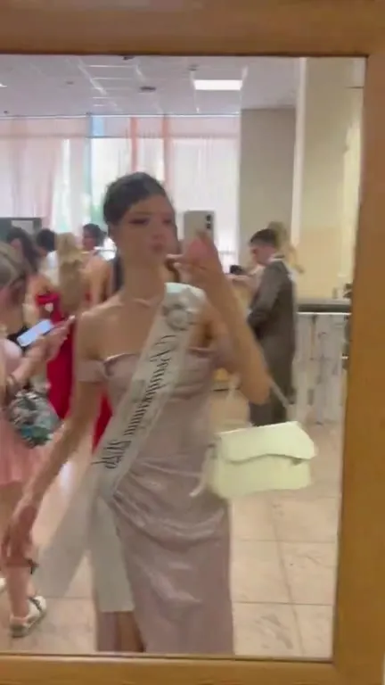 Выпускники фотографируются у зеркала