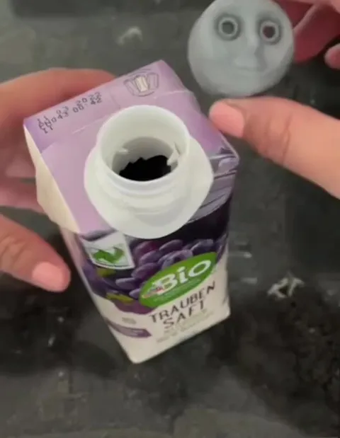 Из коробки льётся кровь