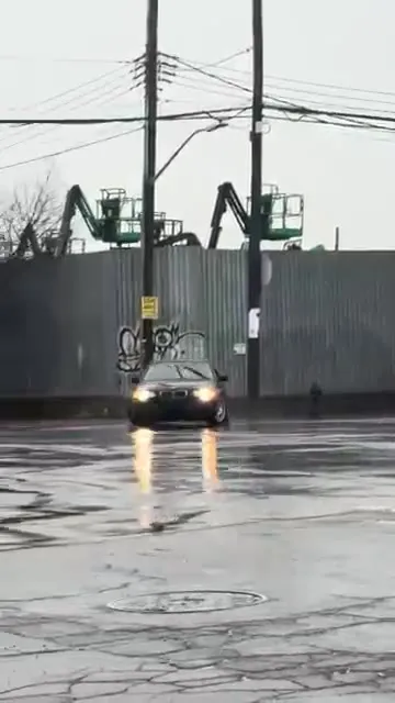 Когда занесло на мокрой дороге