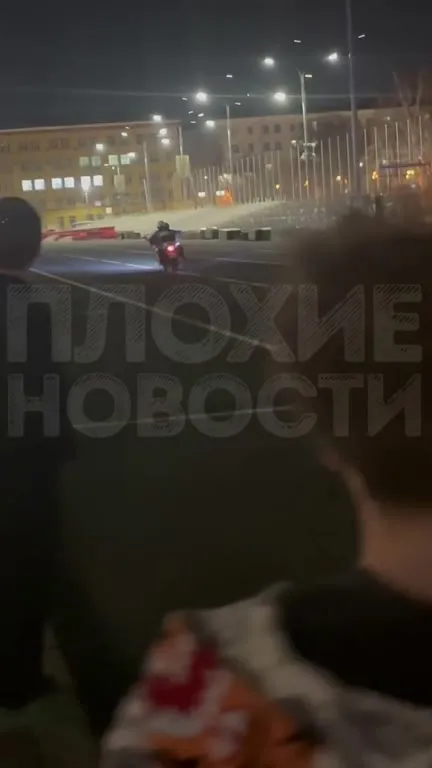 Мотоциклист устроил шоу на дороге