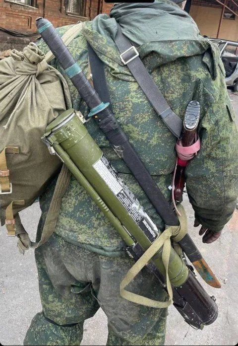 Солдат с мечом и гранатомётом