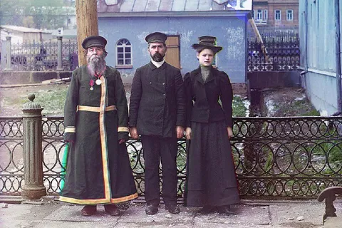 Старинная фотография у ограды