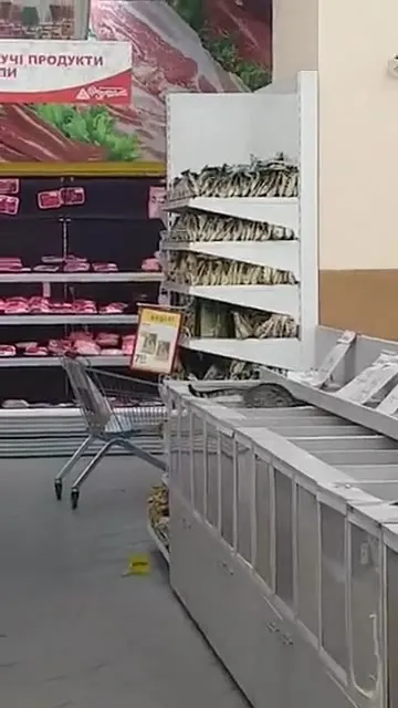 Кіт натискає кнопки в магазині