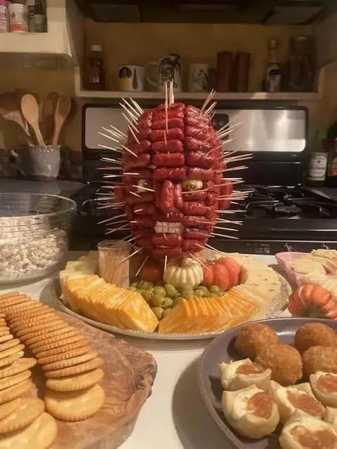Мясной ёжик на праздничном столе