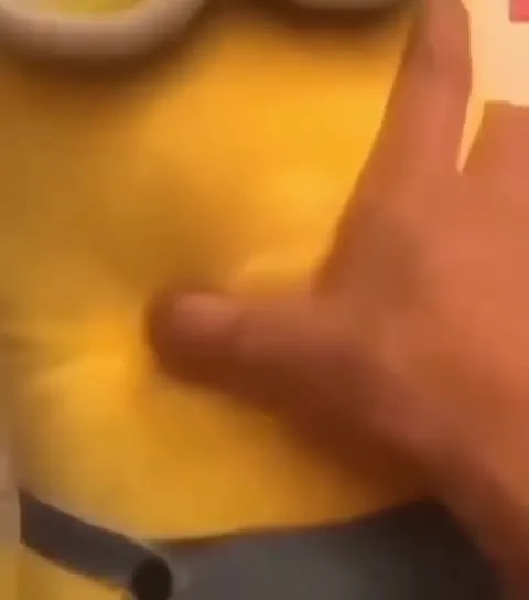Пальчик тыкает миньона