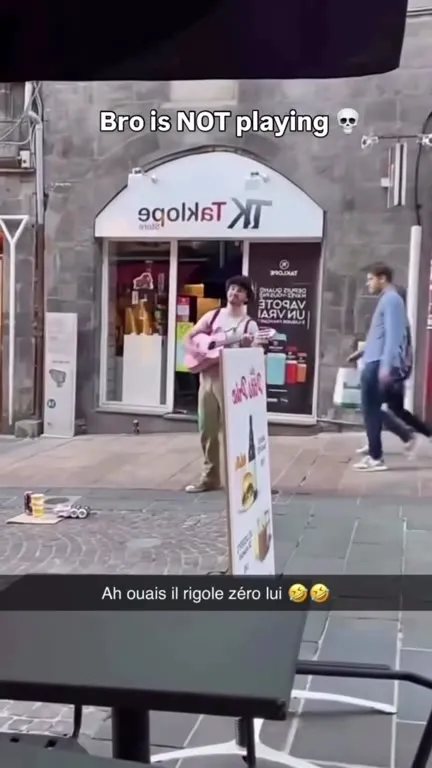 Il rigole zéro dans la rue