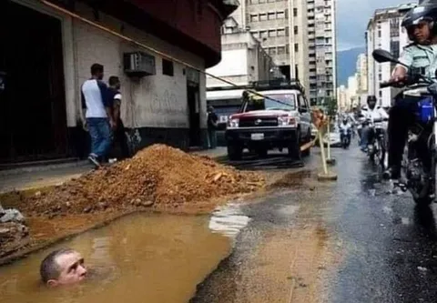 Мужчина застрял в луже