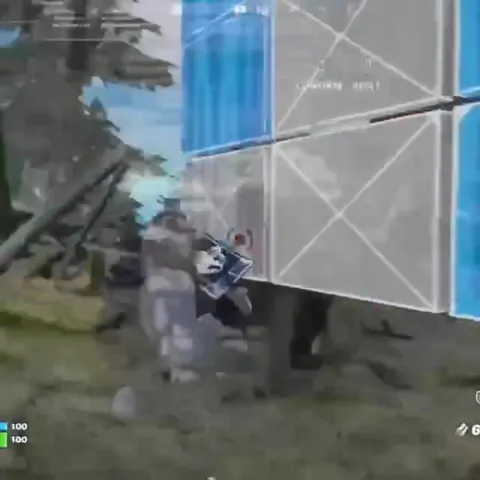 Медведь строит как в Fortnite