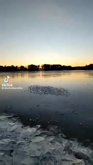 Камень по замёрзшему озеру