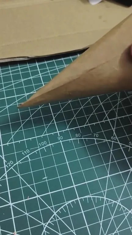 Кот в костюме трицератопса
