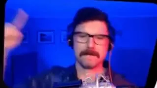 Мужчина качает головой