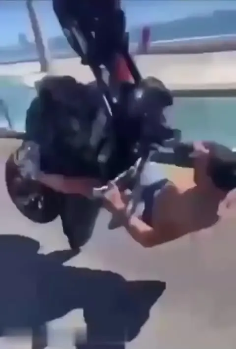 Неудачный трюк на скутере