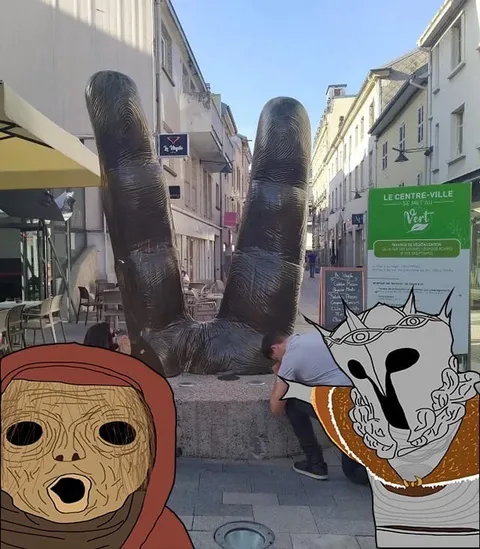 Гигантские пальцы в центре города