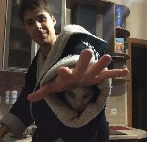 Человек с опоссумом в капюшоне