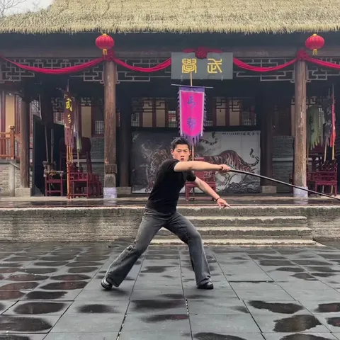 雨中挥鞭练武