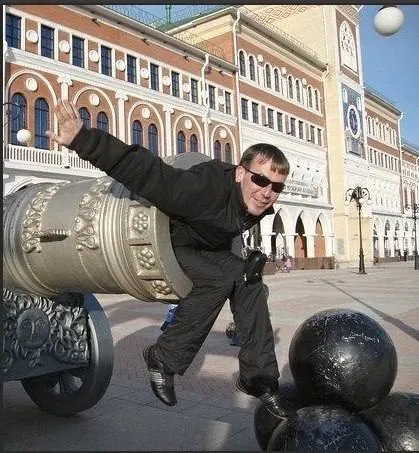Барон Мюнхгаузен на пушке