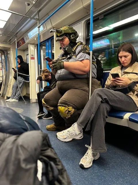 Боец в метро