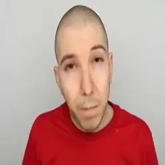 Мужчина эмоционально что-то объясняет