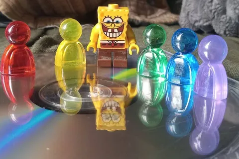 Губка Боб среди разноцветных фигурок