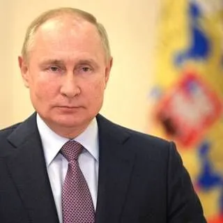 Путин с серьёзным выражением лица