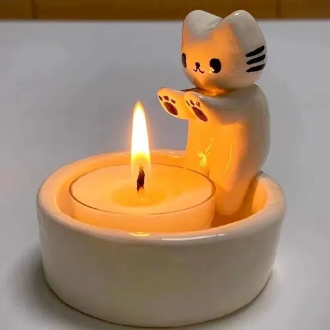 Котик греется у свечи