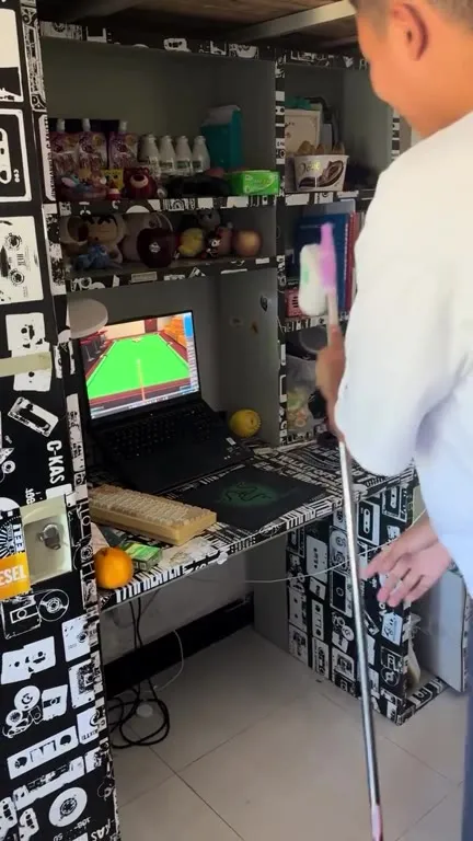 Игрок ломает компьютер мышкой