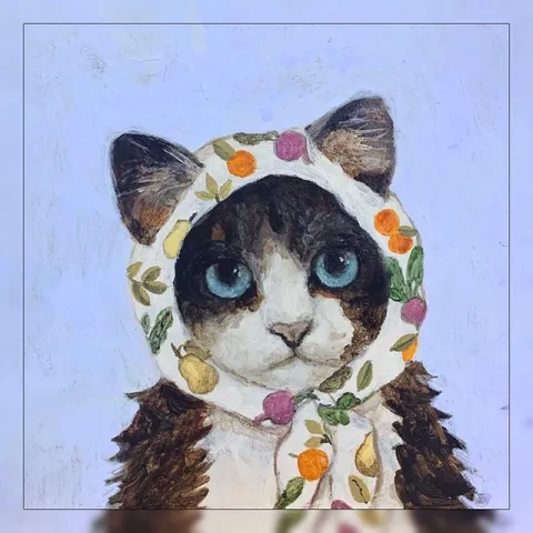 Кот в венке из фруктов