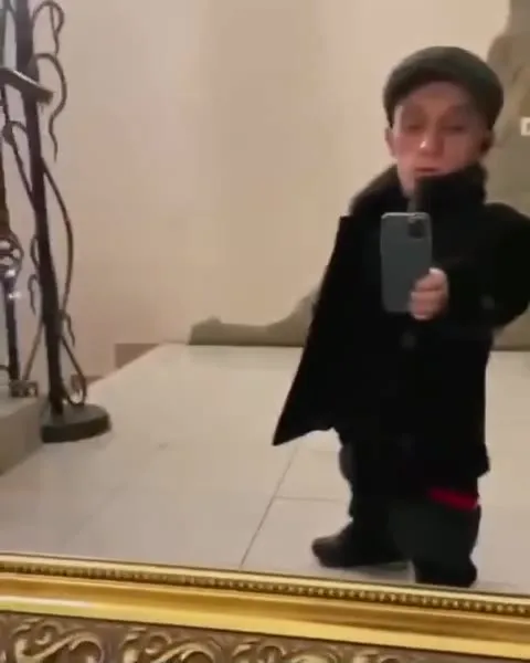 Карманный рэпер у зеркала