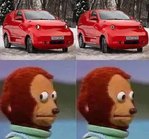 Обезьянка смотрит на одинаковые машины