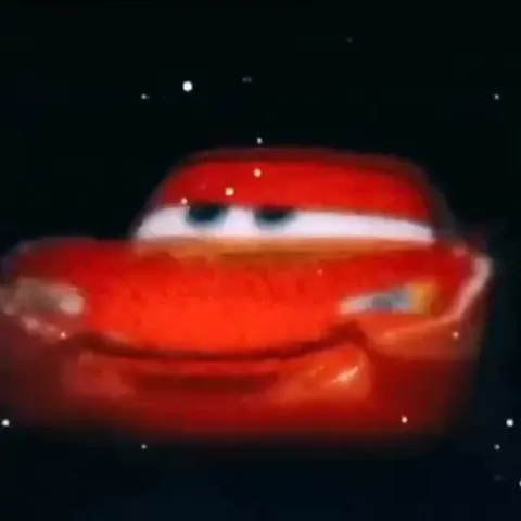 Молния Маккуин в темноте
