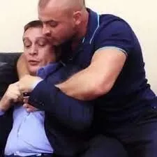 Мужчина крепко обнимает женщину