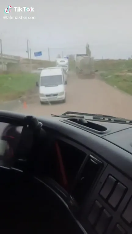 Паровозик в потоке фургонов