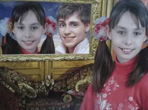 Девочка рядом с фотографией