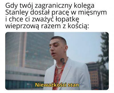 Stanley waży łopatkę z kością