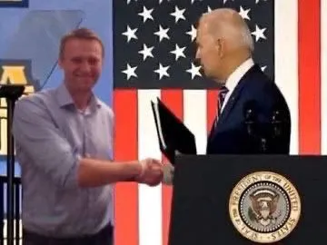 Трамп пожимает руку из ниоткуда