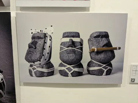 Три связанных каменных человечка