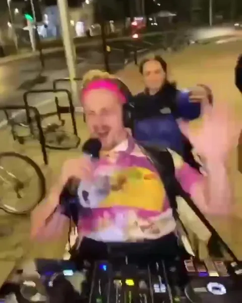 Уличный диджей поёт всю ночь