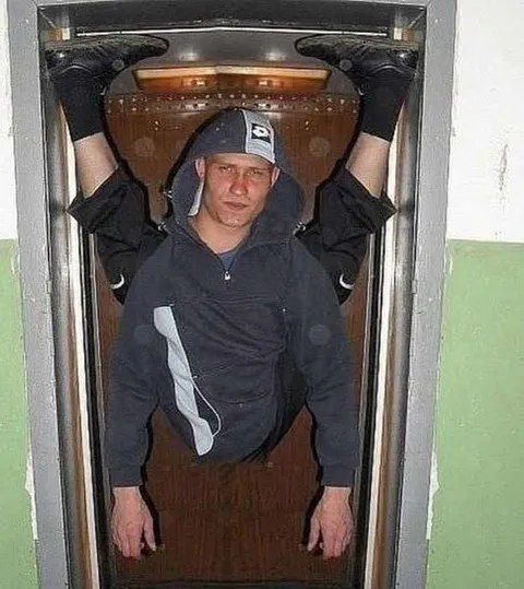 Мужчина застрял с пианино